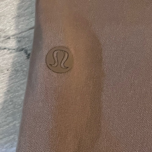 Lululemon On The Fly Short *Woven *2.5" - Picture 6 of 10